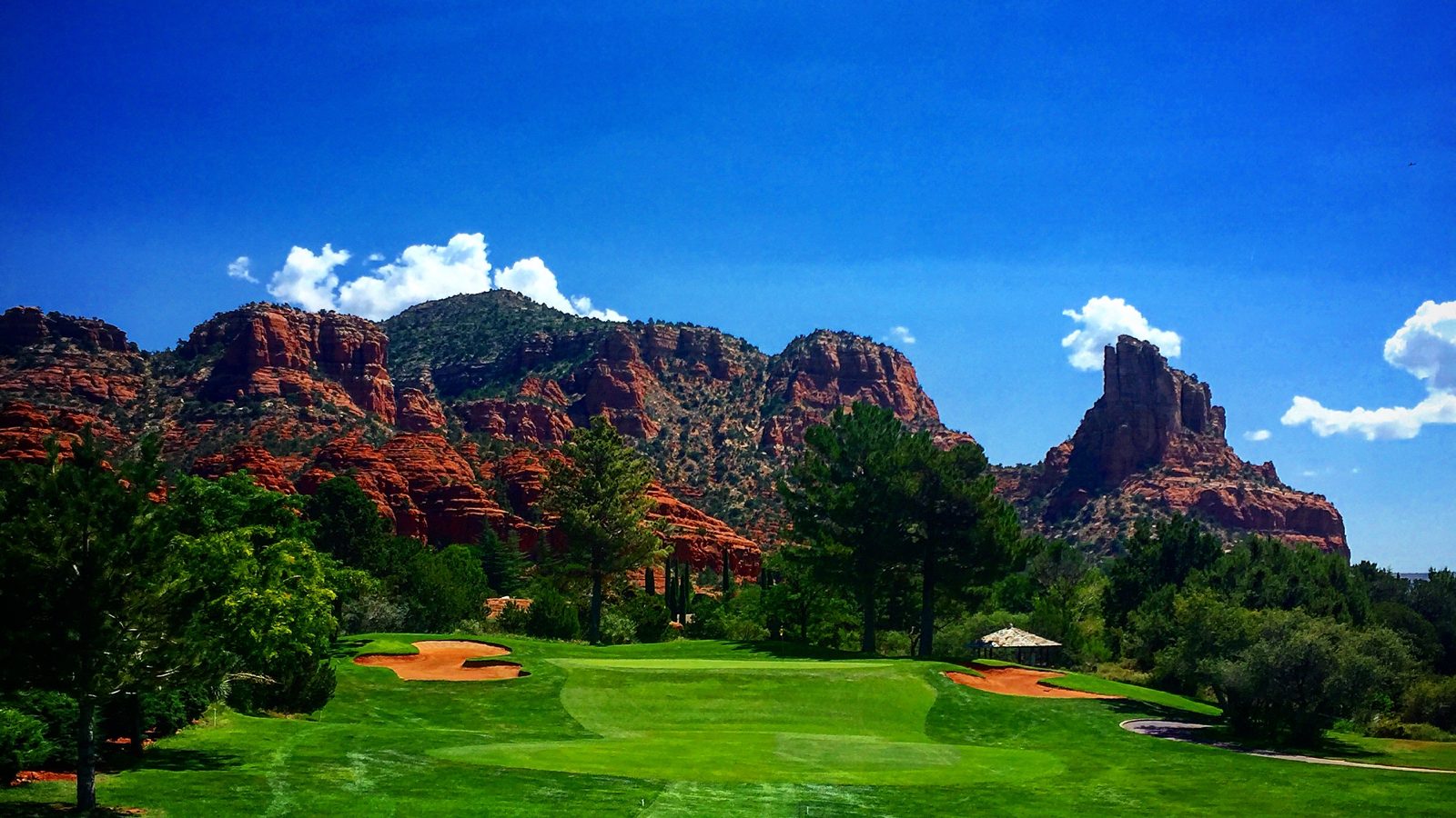 Oakcreek Country Club beneath Sedona's red rocks